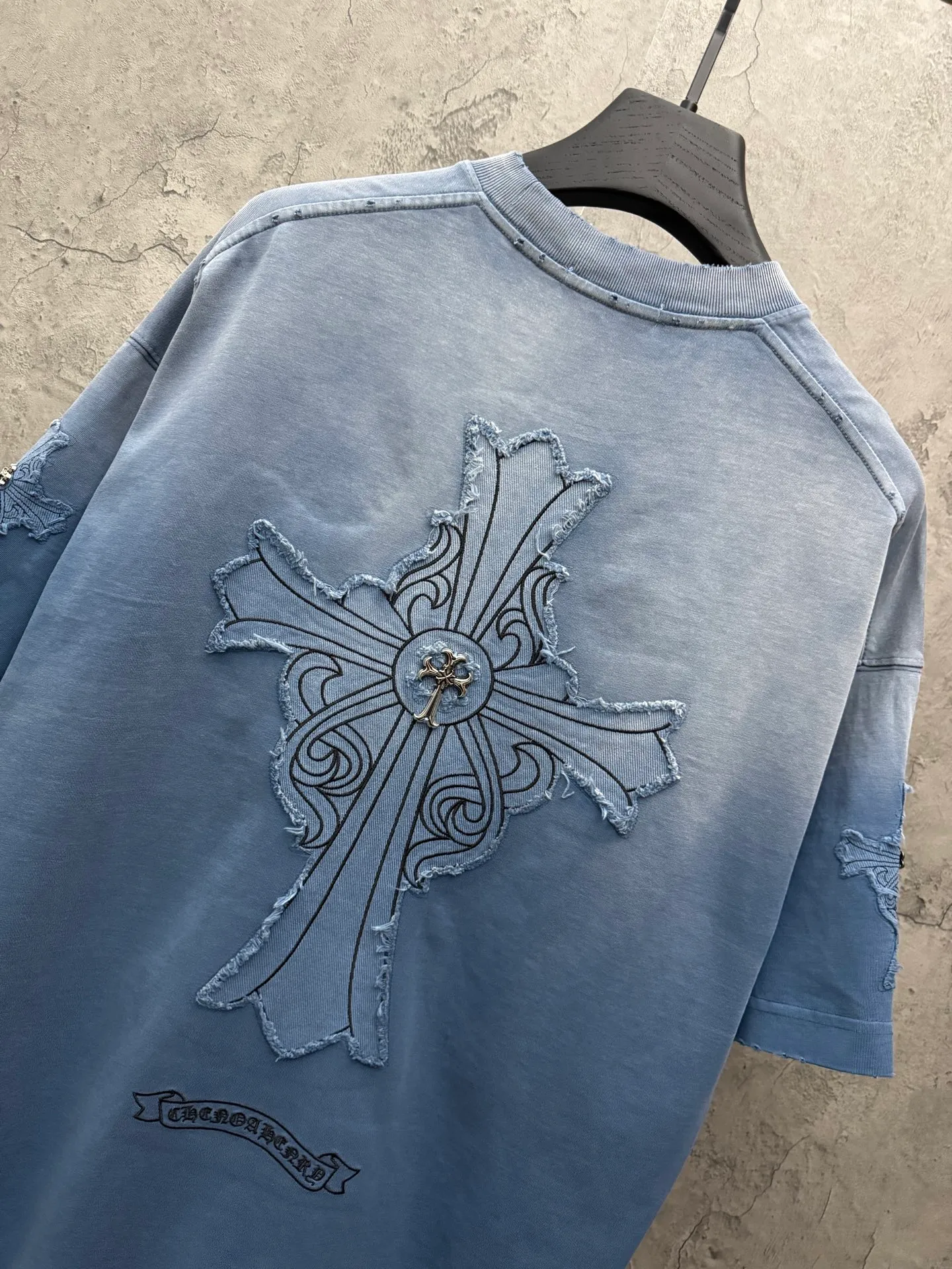 P240 top version, real shot without P, ​​different from market currency) 𝗖𝗵𝗿𝗼𝗺𝗲 𝗛𝗲𝗮𝗿𝘁𝘀/Croxin 2026 spring new original single counter American washed patch embroidered couple short sleeves 👑The highest version! Customized fabric 320 grams, washed and fried. Best-selling model at the counter. Very comfortable to wear. Accessories: Original molded and authenticated collar label➕100% silk wash label. Genuine purchase-grade original hangtag➕matching hanging rope➕3D hanging beads➕original packaging bag. Craftsmanship: The original version has consistent wiring! The highest version of the armhole matching technique! Color: Black Blue Size: S M L XL Style No.: 5207